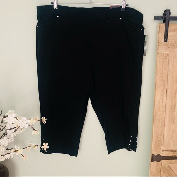 Avenue BLACK Super Stretch Pull On Capri NWT 26 - Picture 3 of 6